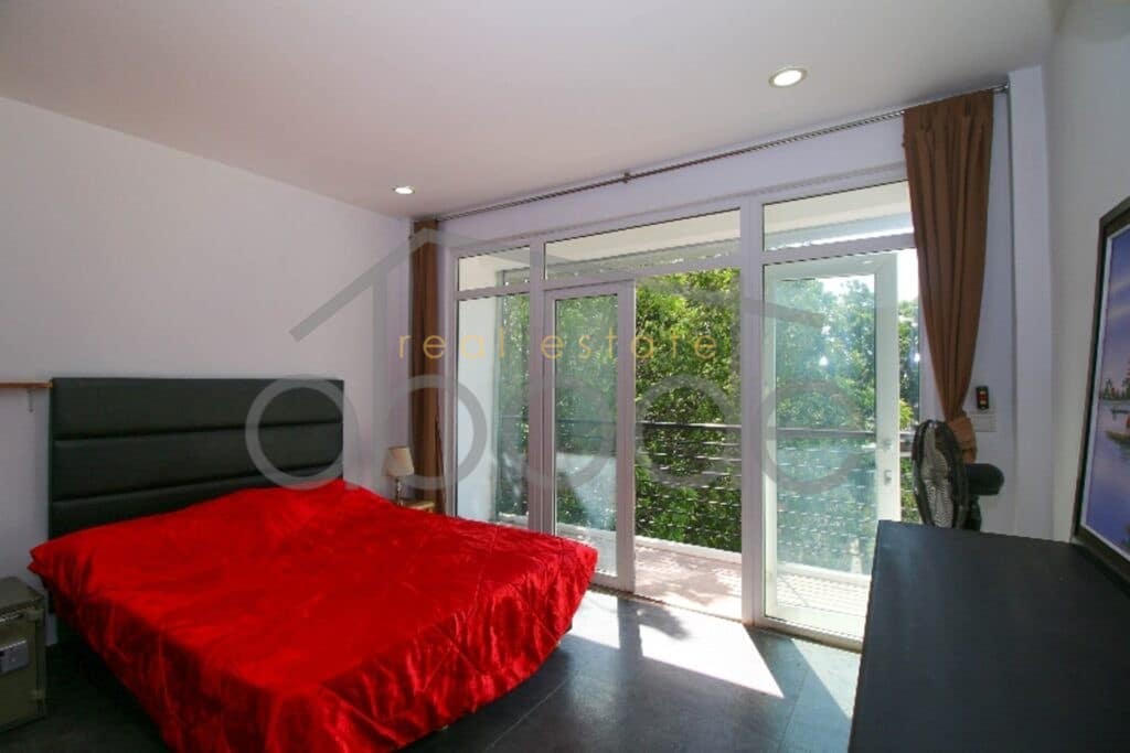 wat-phnom-apartment-large-terrace-for-rent-central-phnom-penh
