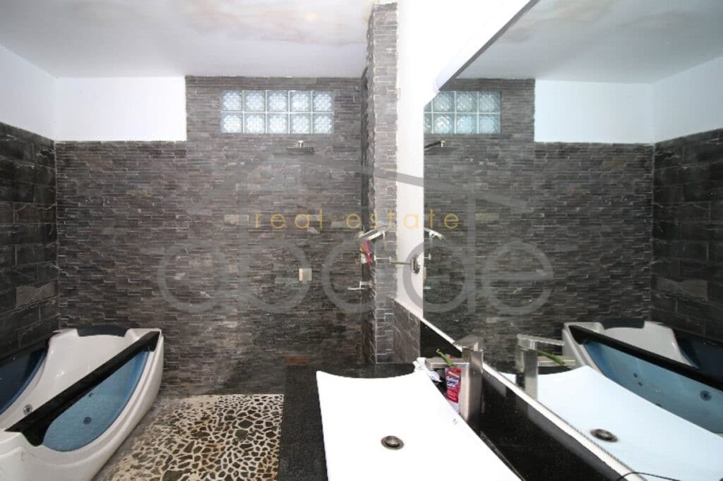 wat-phnom-apartment-large-terrace-for-rent-central-phnom-penh