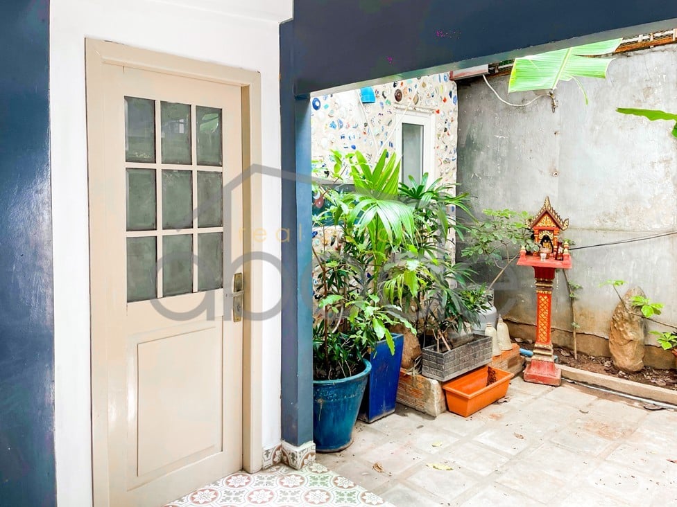 Charming 2 bedroom apartment private courtyard for rent Bassac Lane