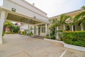 100 room deluxe hotel for sale central phnom penh (16)