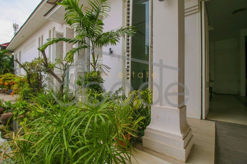 100 room deluxe hotel for sale central Phnom Penh