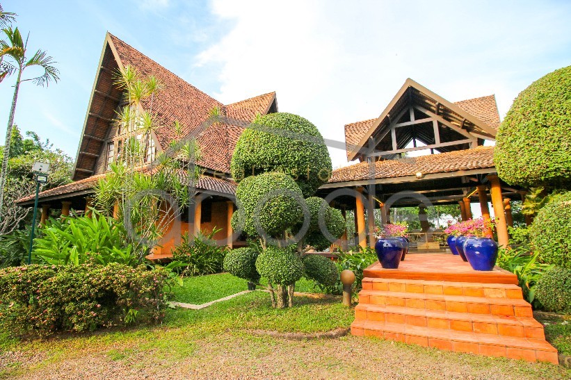 7 bedroom French style villa for rent Mekong River Veal Sbov Phnom Penh