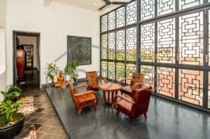 2 bedroom colonial style apartment for rent Wat Phnom