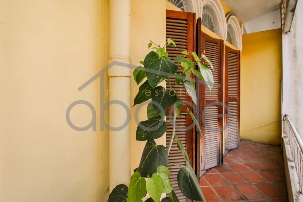 Classic 1 bedroom corner apartment for sale Riverside Daun Penh