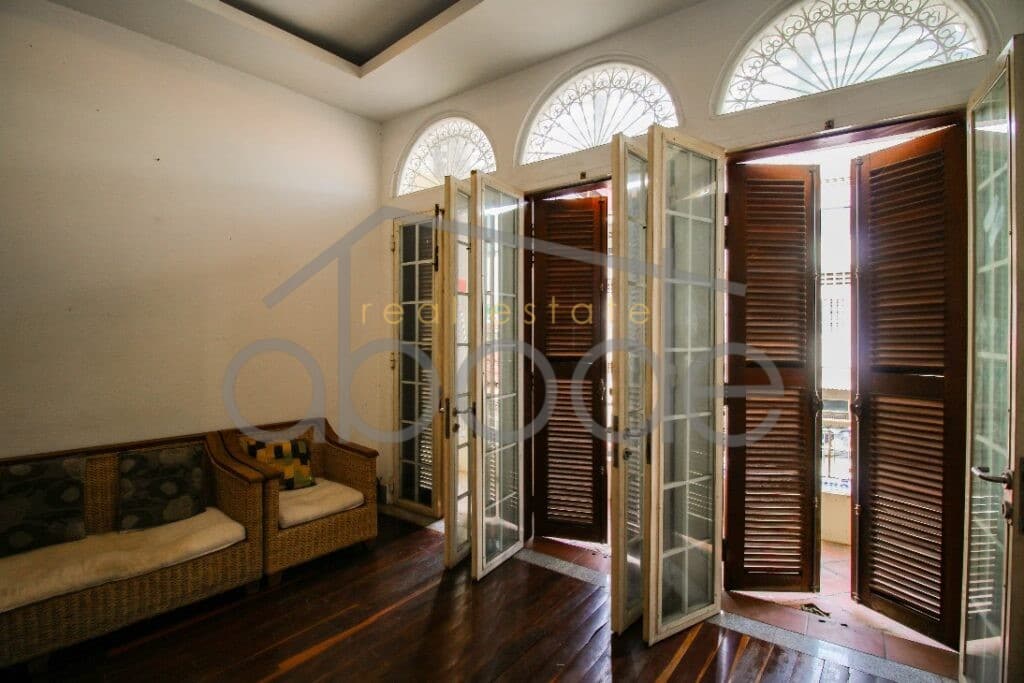 Classic 1 bedroom corner apartment for sale Riverside Daun Penh
