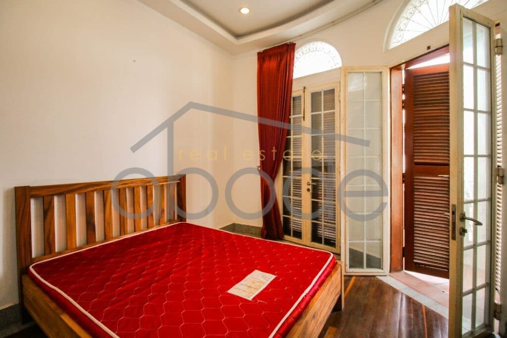 Classic 1 bedroom corner apartment for sale Riverside Daun Penh