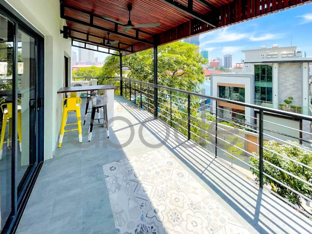 4 bedroom villa apartment for rent Toul Kork