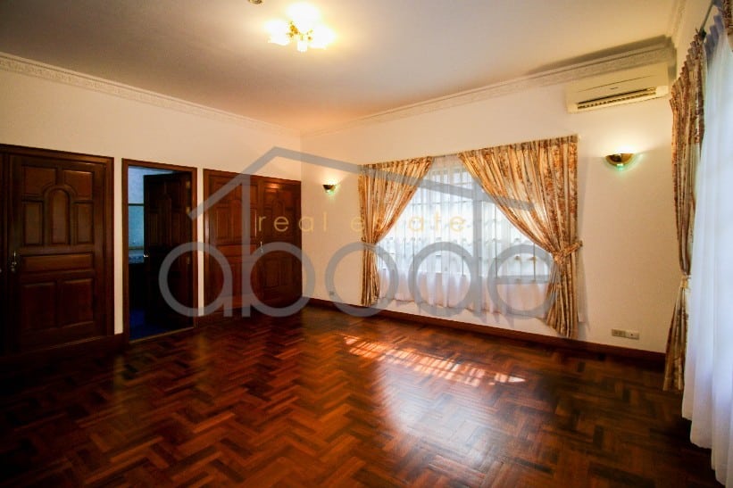 Grand 3 floor villa Independence Monument for rent