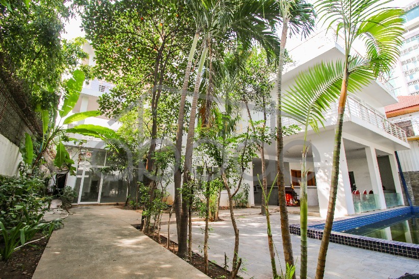 Large villa garden setting and pool for rent BKK 1