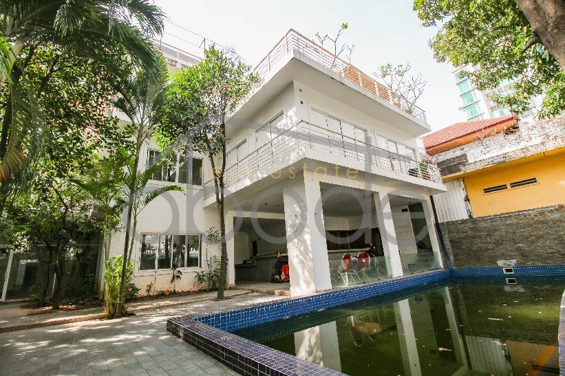 Large villa garden setting and pool for rent BKK 1