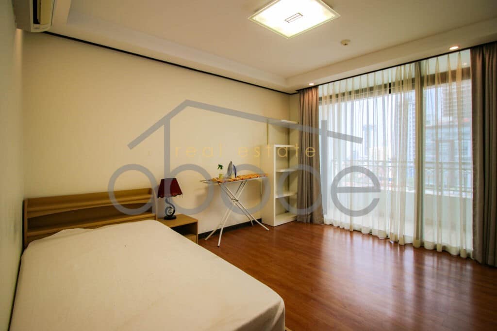 3 bedroom luxury apartment for rent BKK 1
