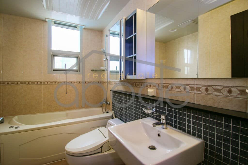 3 bedroom luxury apartment for rent BKK 1