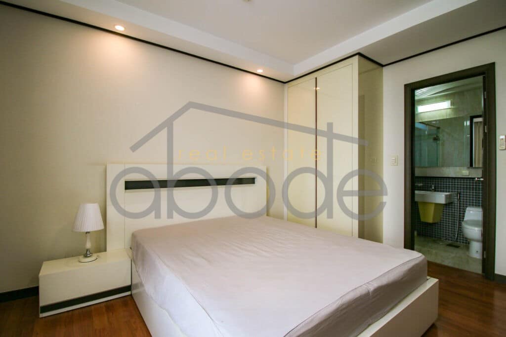 3 bedroom luxury apartment for rent BKK 1