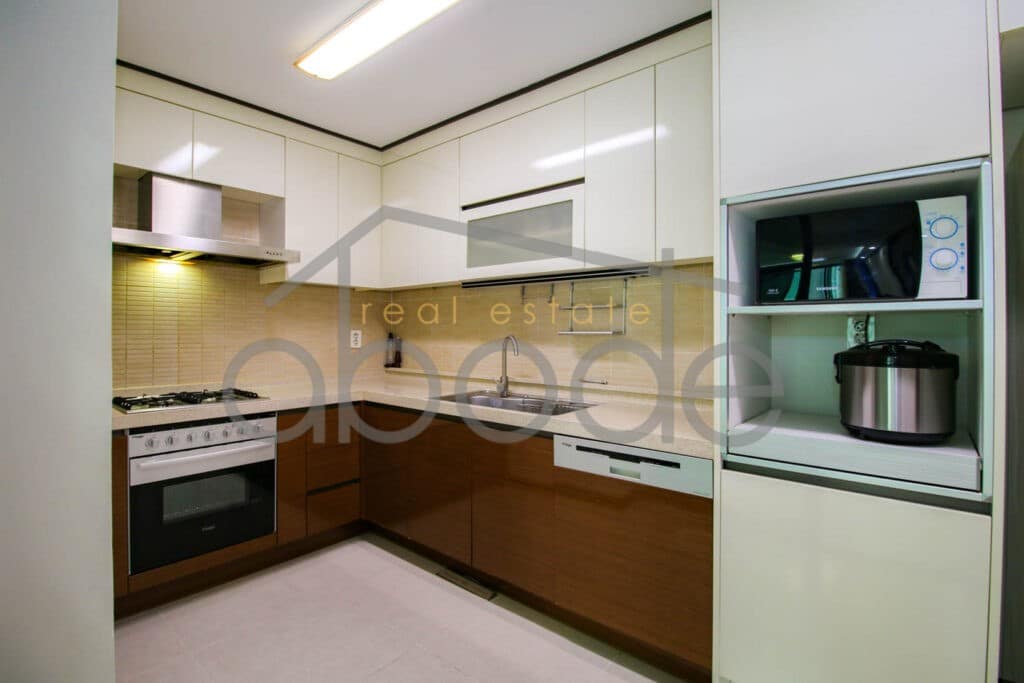 3 bedroom luxury apartment for rent BKK 1
