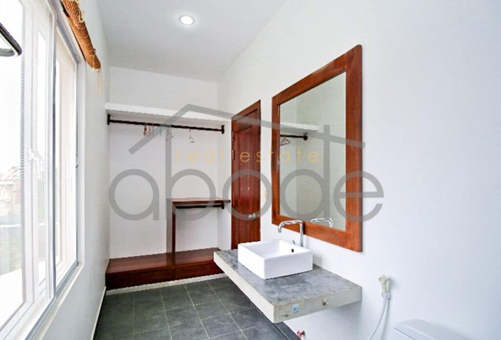 Beautiful 3 bedroom apartment for rent Bassac Lane