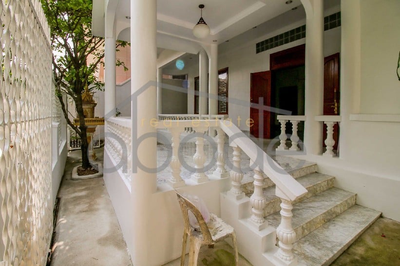 5 bedroom luxury villa for rent Independence Monument