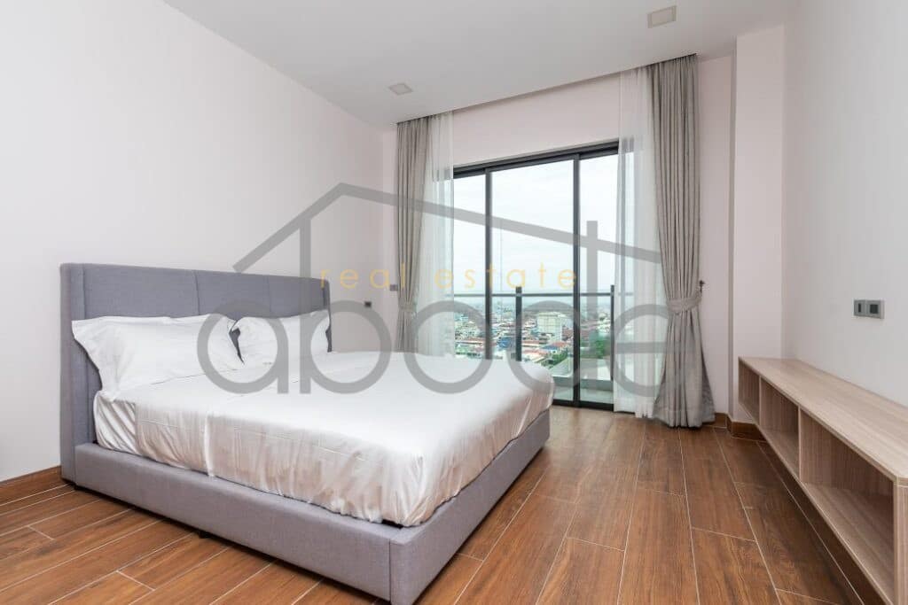 3-bedroom penthouse apartment for rent central Phnom Penh