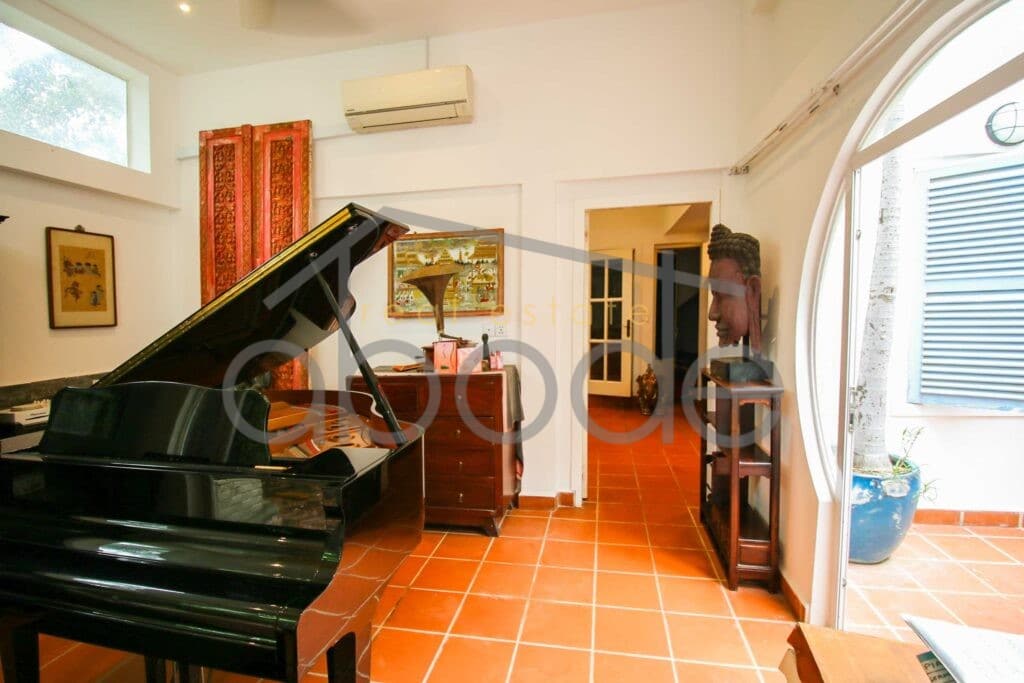 5-bedroom-villa-garden-swimming-pool-for-sale-chbar-ampov