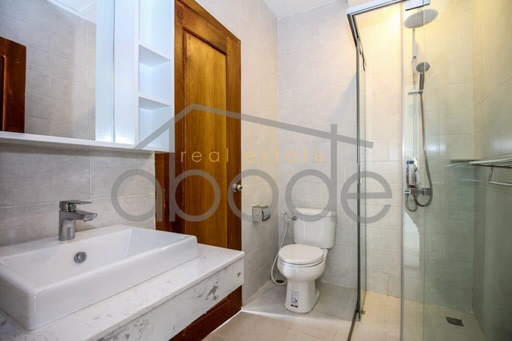 2 bedroom apartment swimming pool for rent Bassac Lane BKK 1