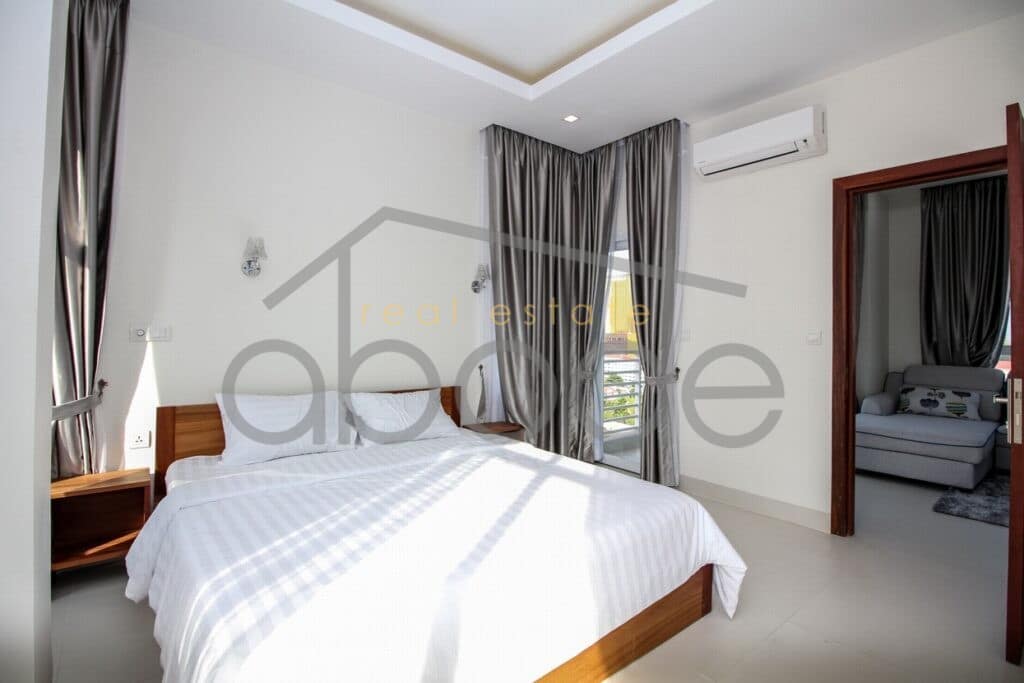 2 bedroom apartment swimming pool for rent Bassac Lane BKK 1