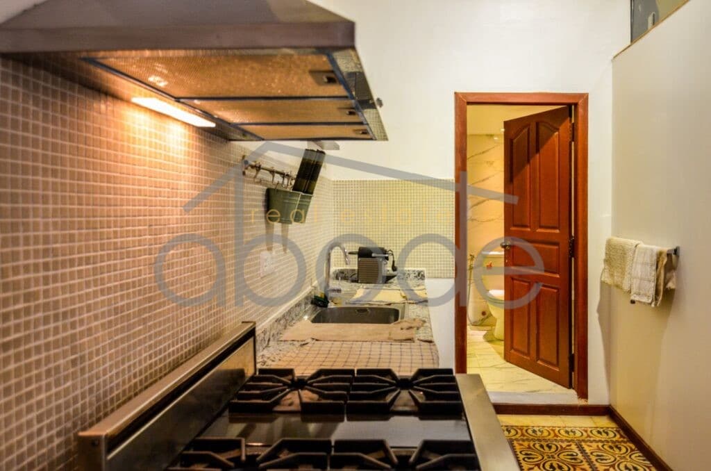 2 bedroom colonial apartment for rent Wat Phnom