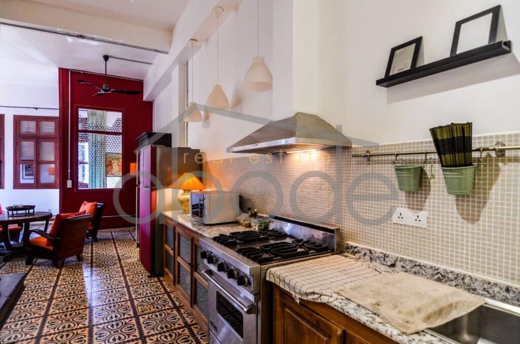 2 bedroom colonial apartment for rent Wat Phnom