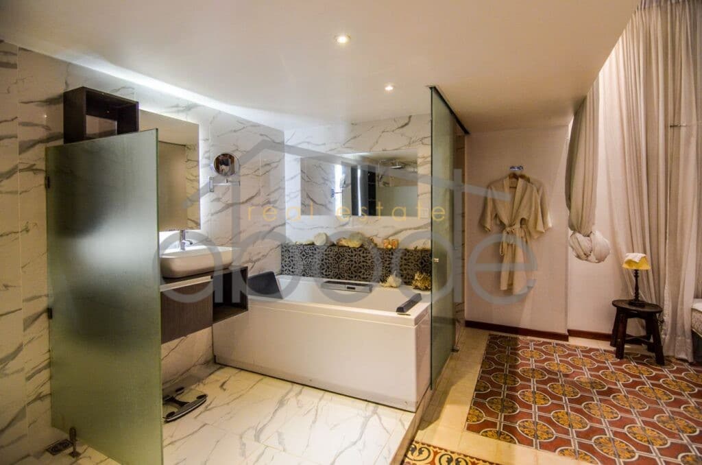 2 bedroom colonial apartment for rent Wat Phnom