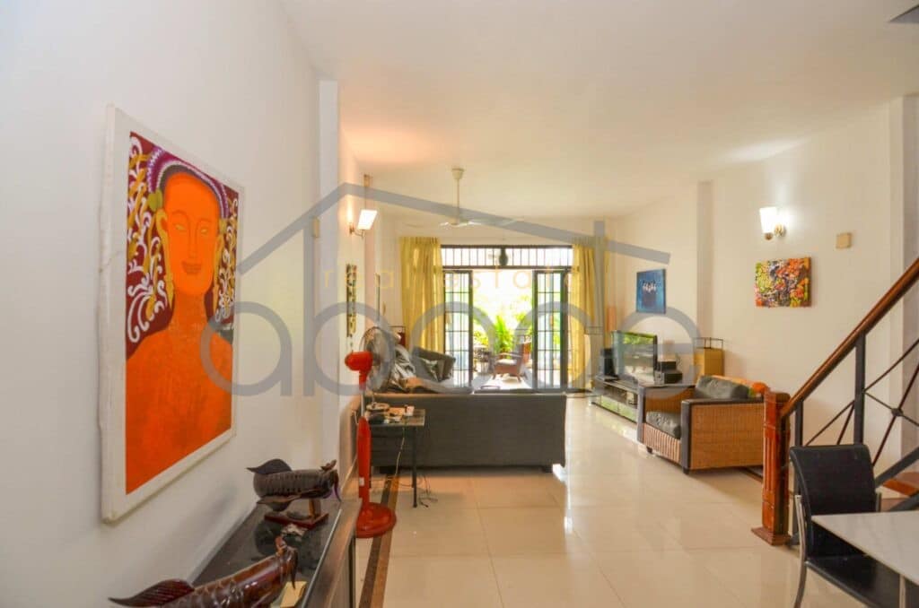 2 bedroom duplex apartment for rent Wat Phnom
