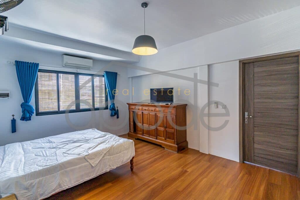 3 bedroom apartment for rent Riverside Daun Penh