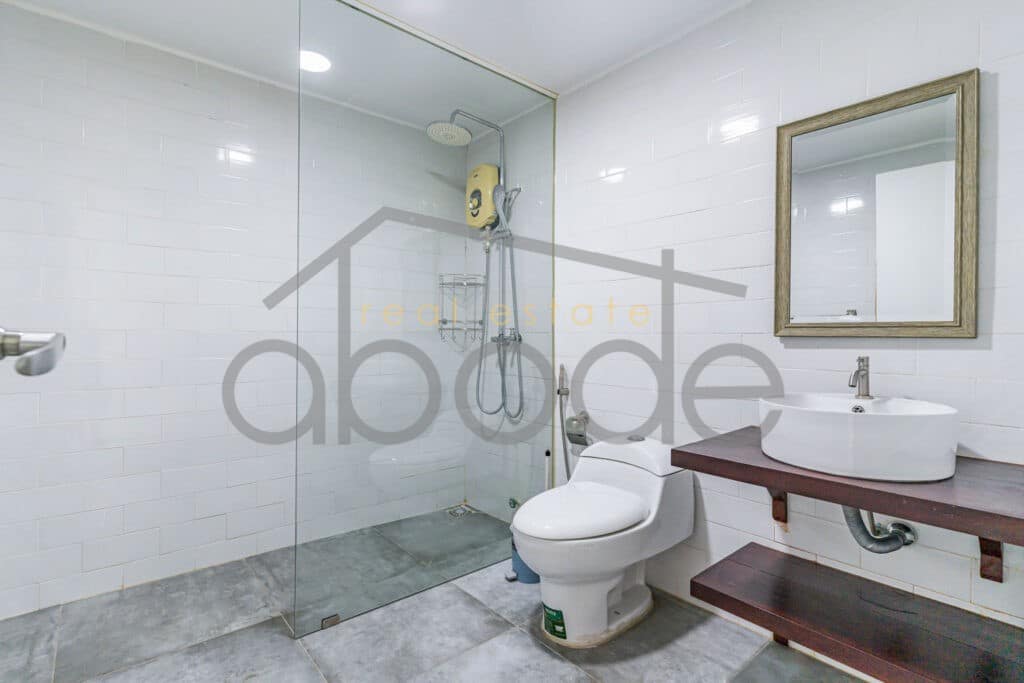 3 bedroom apartment for rent Riverside Daun Penh