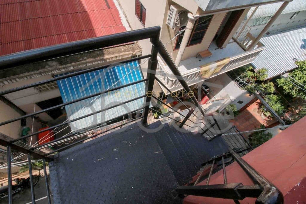 1 bedroom duplex apartment for rent Daun Penh