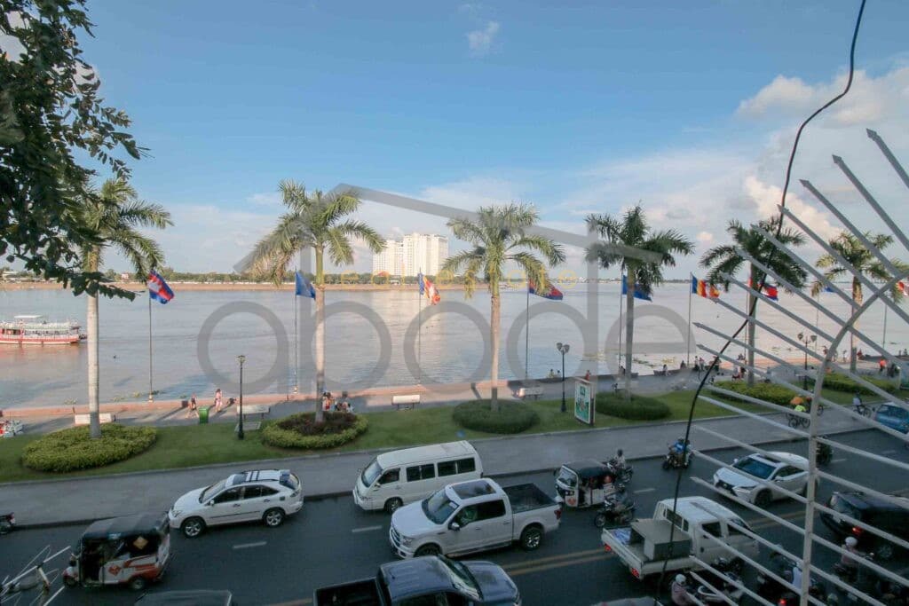 2 colonial apartment for rent Riverside Daun Penh