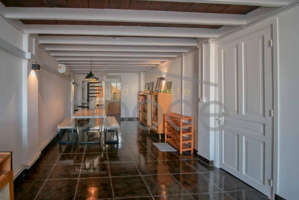 2 colonial apartment for rent Riverside Daun Penh