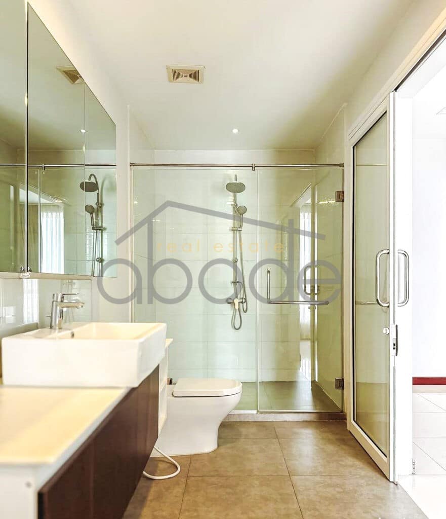 Luxury 2-bedroom apartment with rooftop swimming pool for rent Bassac Lane