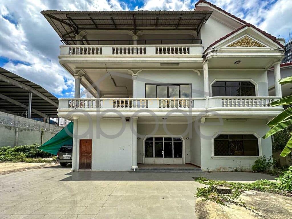 8 bedroom villa for rent Tonle Bassac near BKK 1