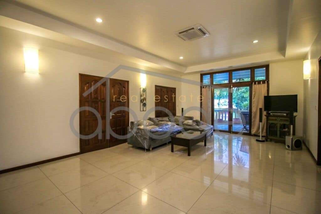 Large apartment for rent Wat Phnom central Phnom Penh
