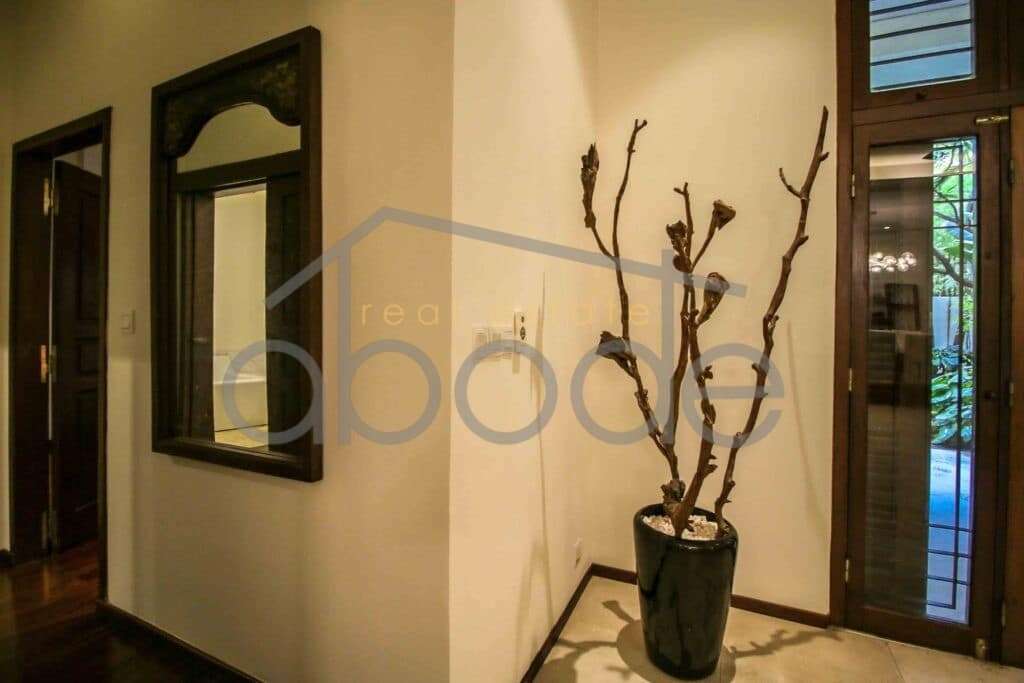 Large apartment for rent Wat Phnom central Phnom Penh