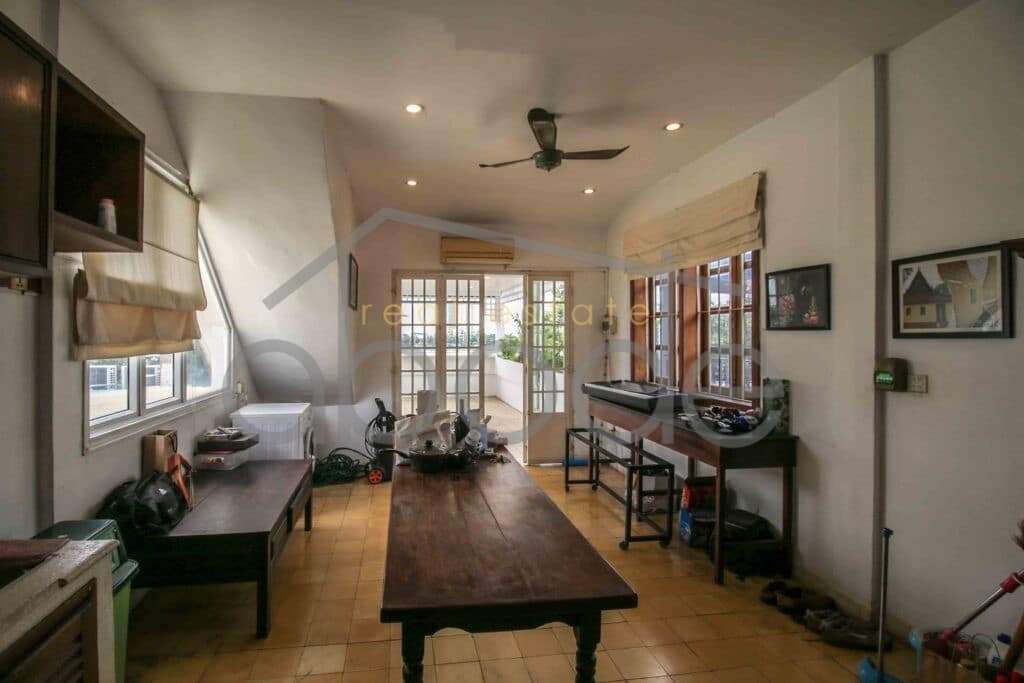 2 bedroom riverfront duplex apartment for rent