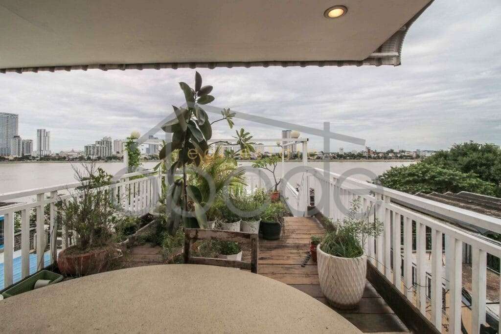 2 bedroom riverfront duplex apartment for rent