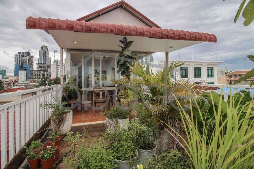 2 bedroom riverfront duplex apartment for rent