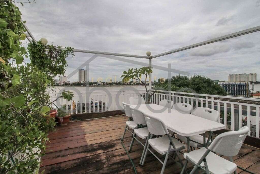 2 bedroom riverfront duplex apartment for rent