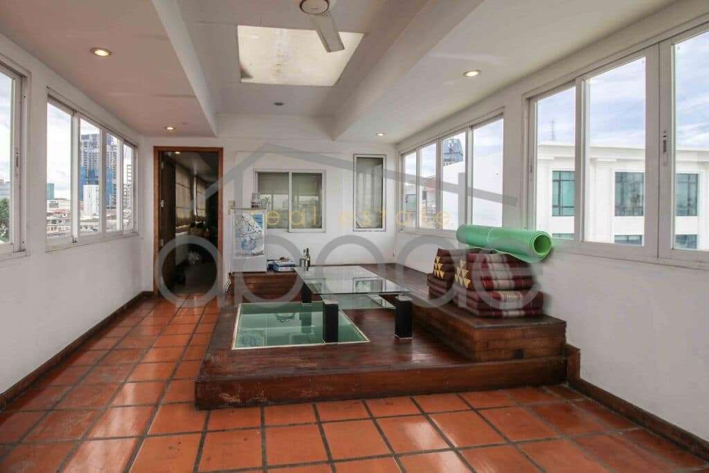 2 bedroom riverfront duplex apartment for rent