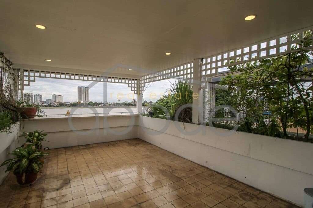 2 bedroom riverfront duplex apartment for rent