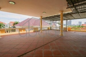 Large Tuol Kork villa swimming pool for rent