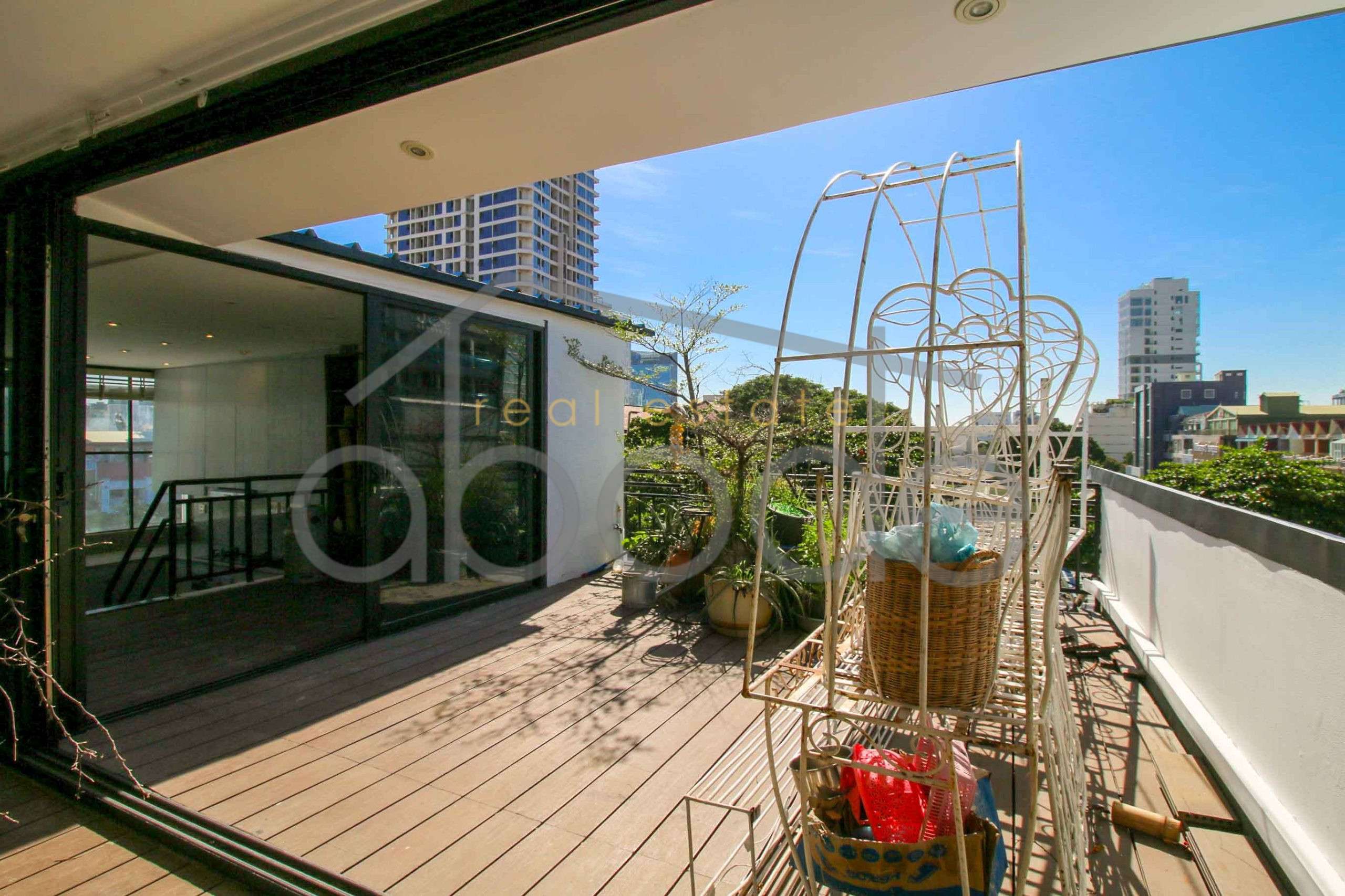Peaceful 3-bedroom duplex apartment for rent central Phnom Penh – near Monivong Boulevard