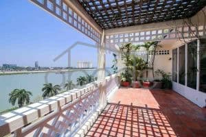 Colonial riverfront apartment for rent
