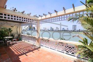 Colonial riverfront apartment for rent