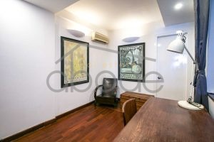 Colonial riverfront apartment for rent