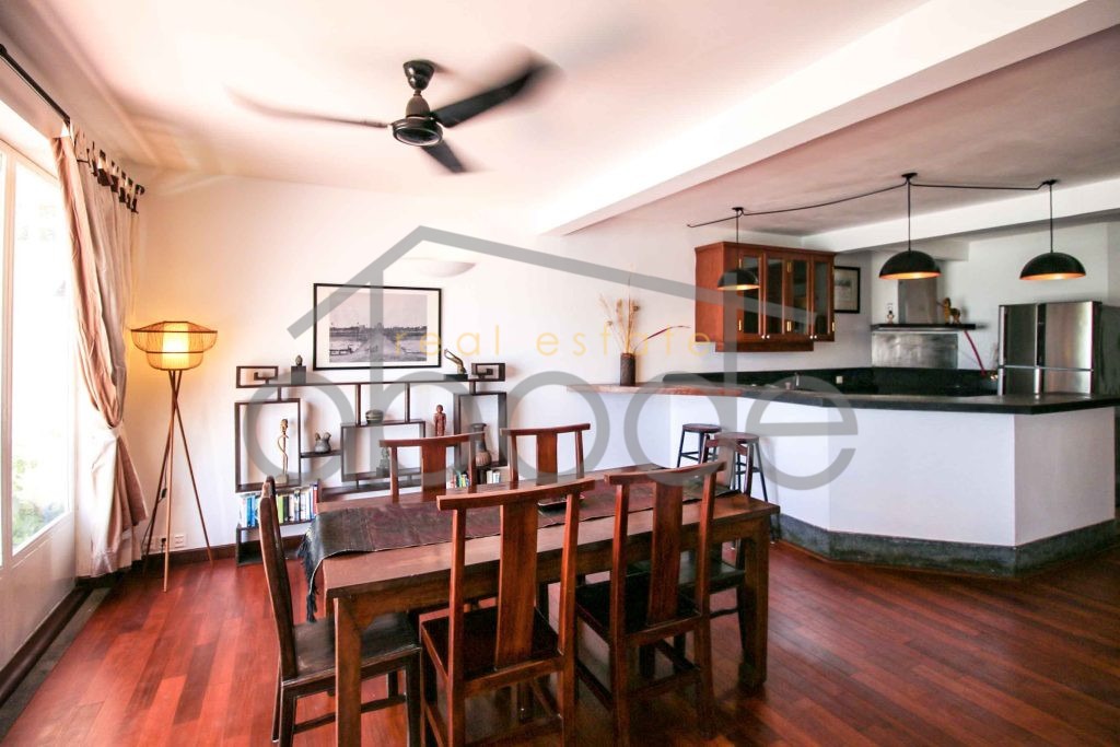 Colonial riverfront apartment for rent