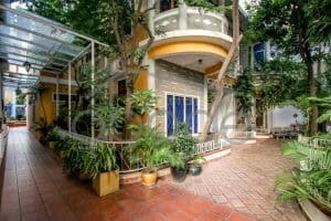 colonial style apartment for rent Daun Penh near BKK 1 central Phnom Penh